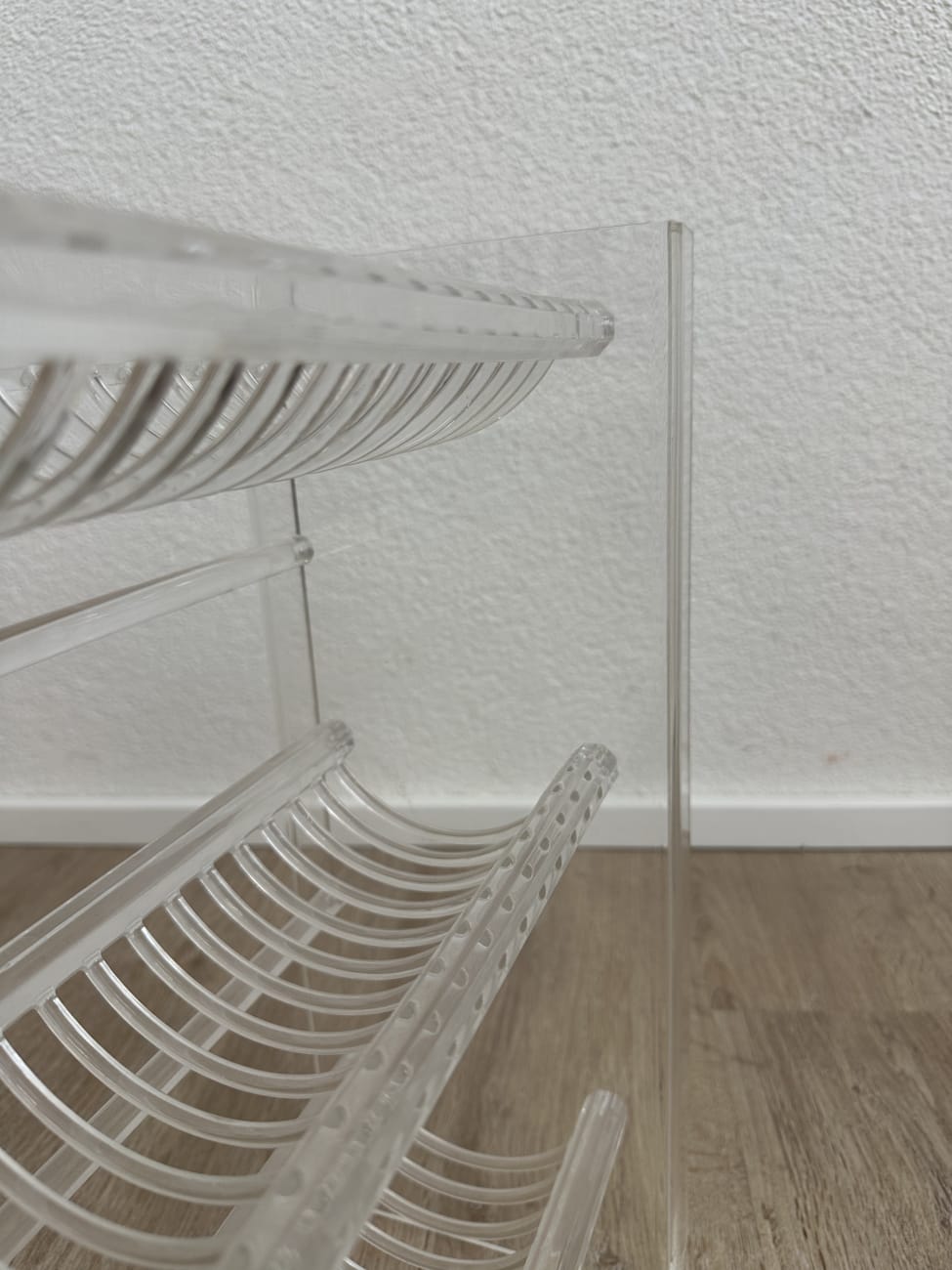 Modernes transparentes Regal mit drei Ablagen aus Kunststoff