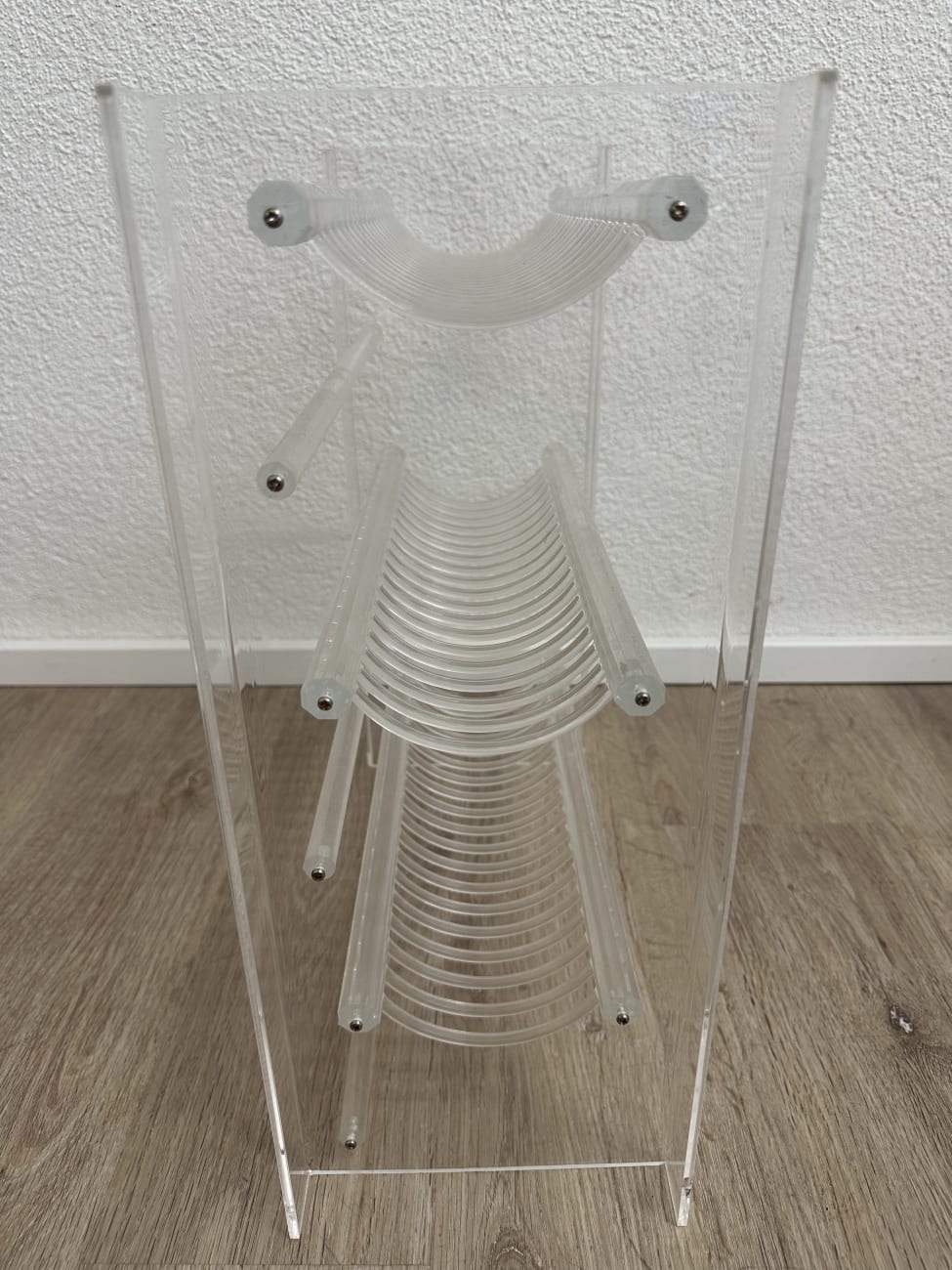 Modernes transparentes Regal mit drei Ablagen aus Kunststoff