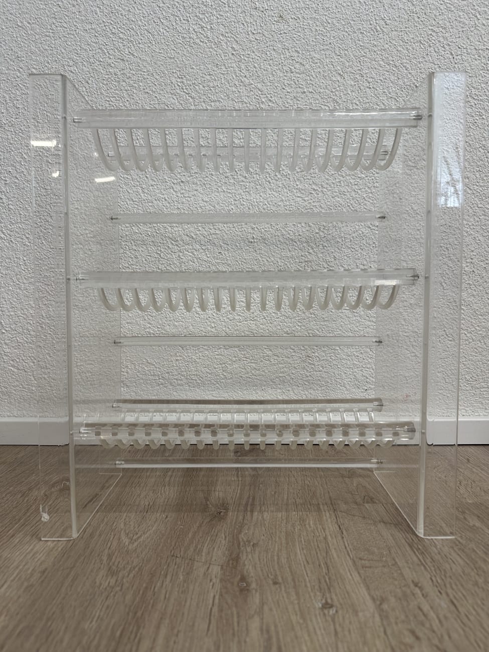 Modernes transparentes Regal mit drei Ablagen aus Kunststoff