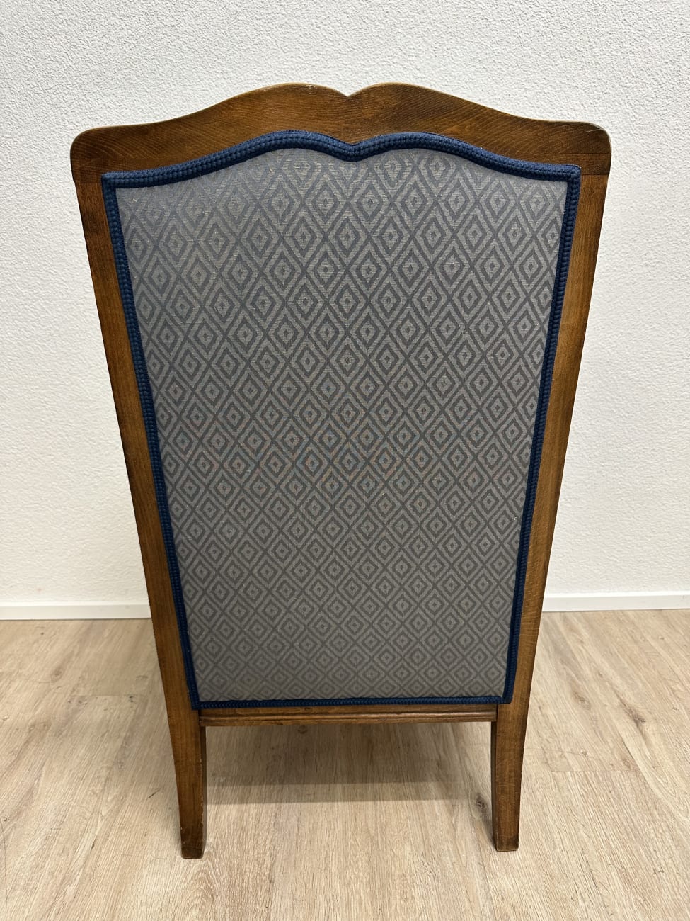Vintage Sessel mit blau gemustertem Stoffbezug und Holzfüssen
