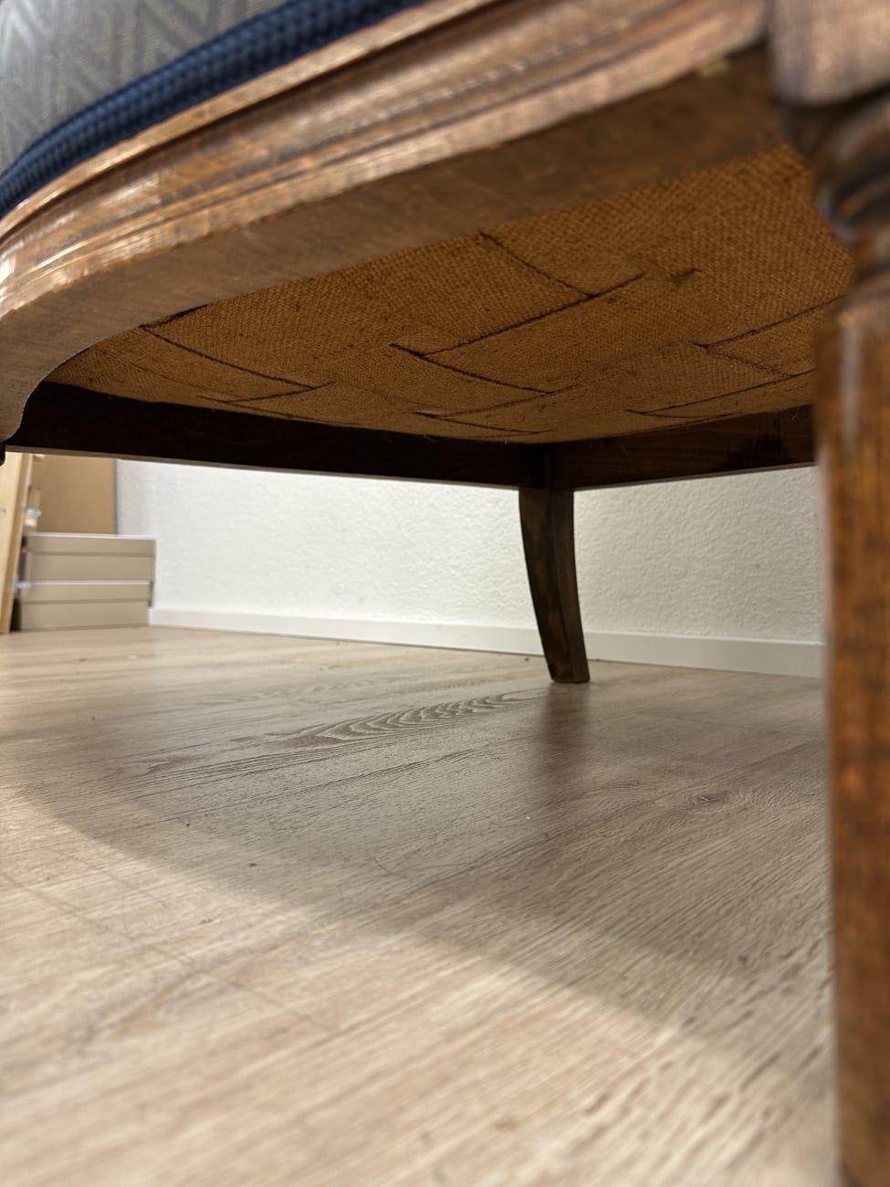 Vintage Sessel mit blau gemustertem Stoffbezug und Holzfüssen