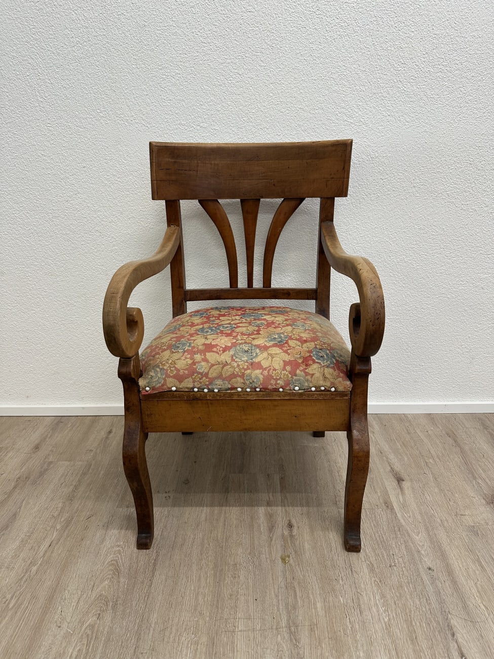 Vintage Armstuhl mit floraler Polsterung aus Holz