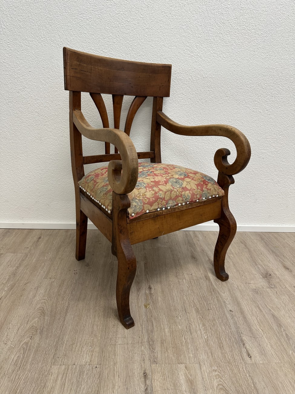 Vintage Armstuhl mit floraler Polsterung aus Holz