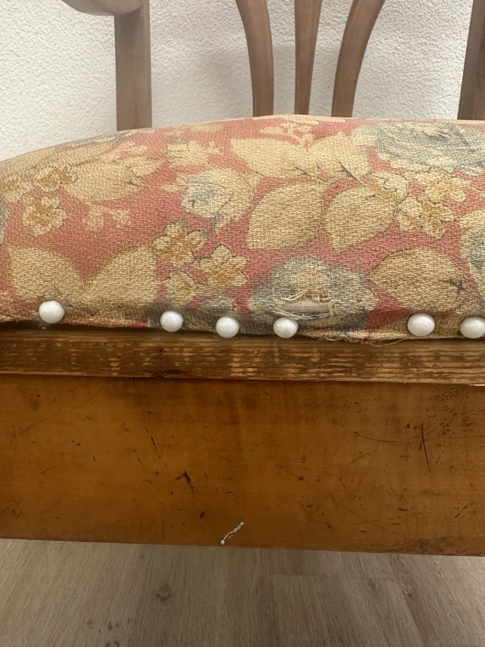 Vintage Armstuhl mit floraler Polsterung aus Holz
