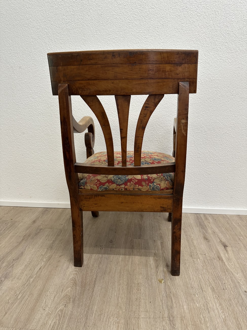 Vintage Armstuhl mit floraler Polsterung aus Holz