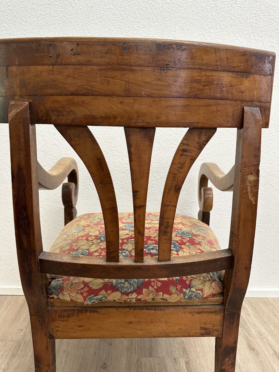 Vintage Armstuhl mit floraler Polsterung aus Holz