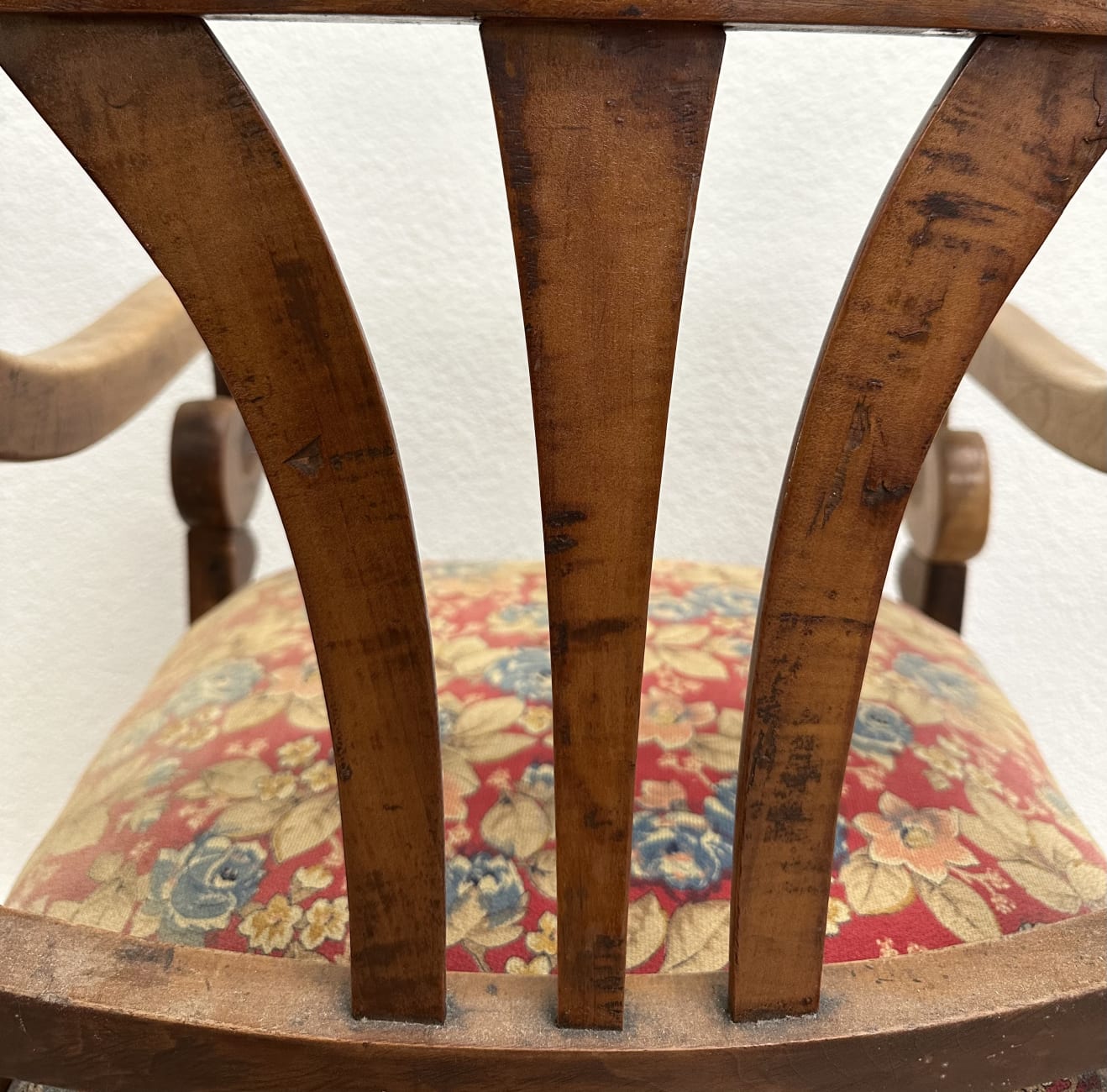 Vintage Armstuhl mit floraler Polsterung aus Holz