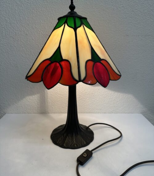 Vintage Tiffany Tischlampe mit floralem Glasschirm