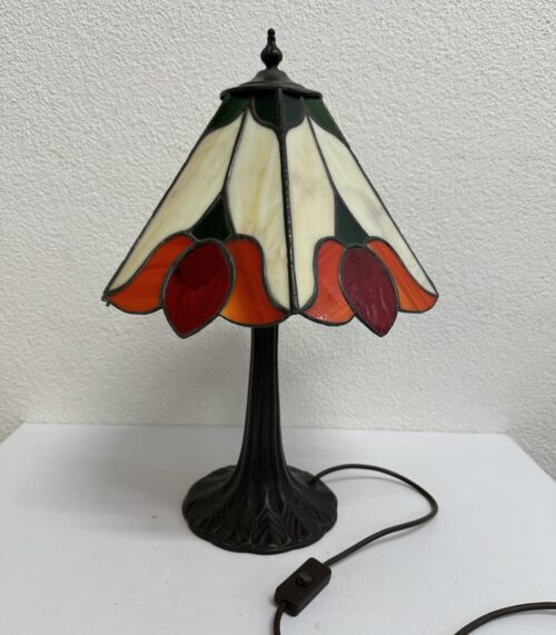 Vintage Tiffany Tischlampe mit floralem Glasschirm