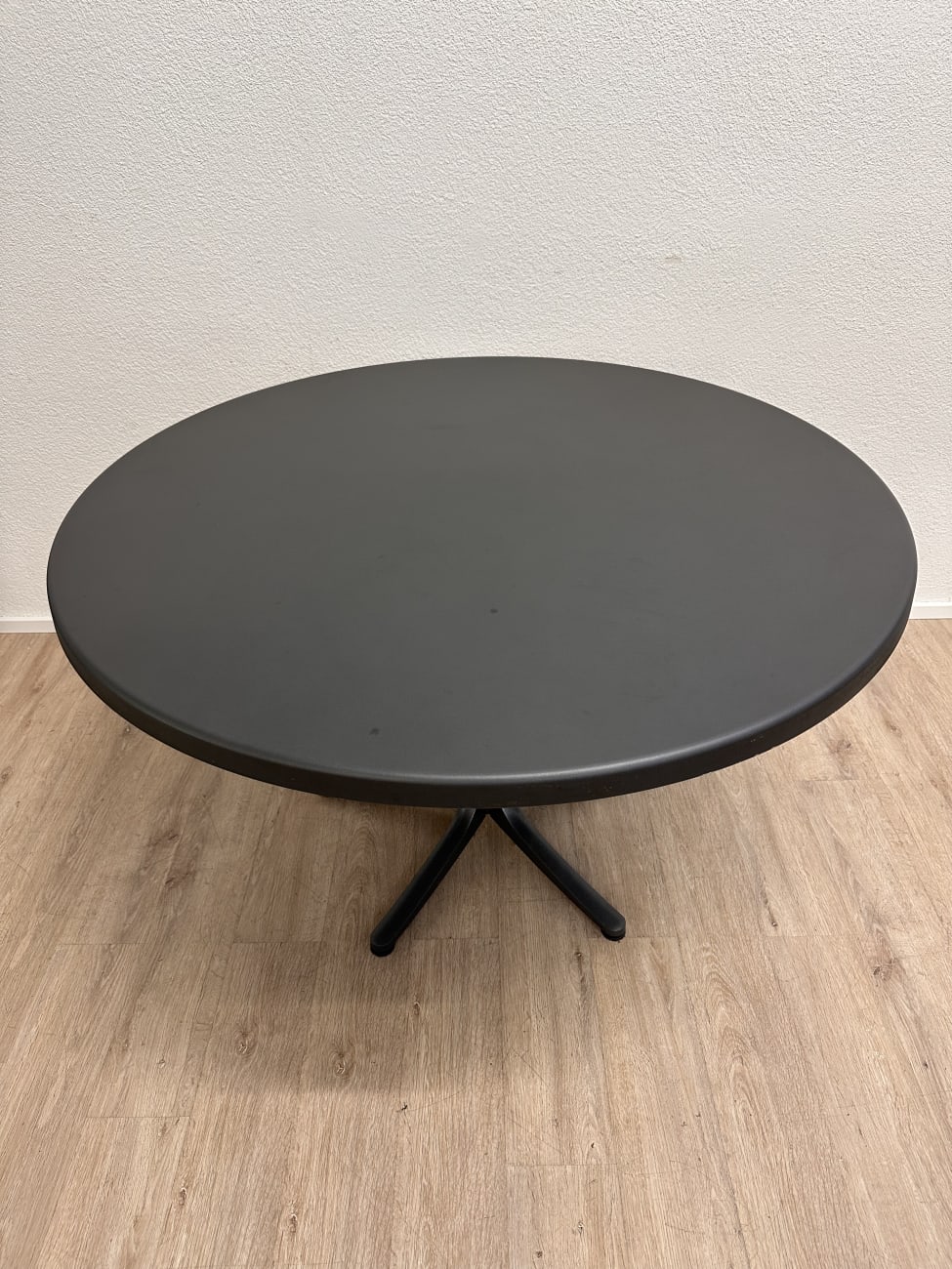 Moderner runder Klapptisch schwarz von Schaffner