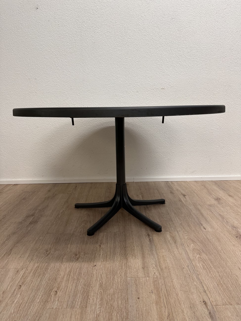 Moderner runder Klapptisch schwarz von Schaffner