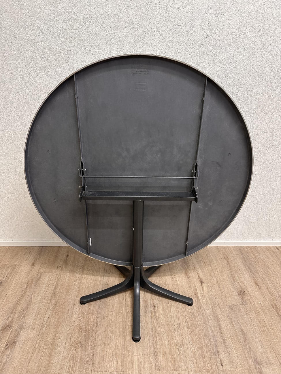 Moderner runder Klapptisch schwarz von Schaffner