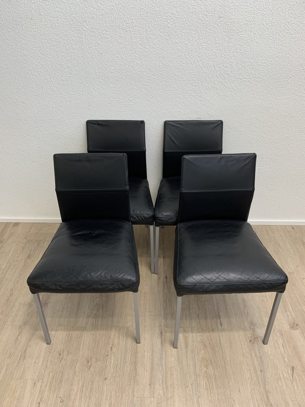 Moderner Essstuhl mit schwarzem Kunstlederbezug