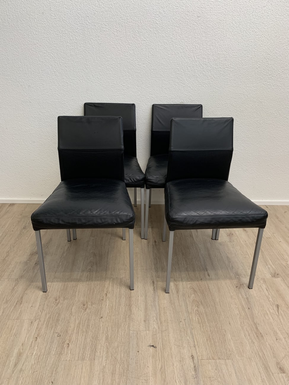 Moderner Essstuhl mit schwarzem Kunstlederbezug