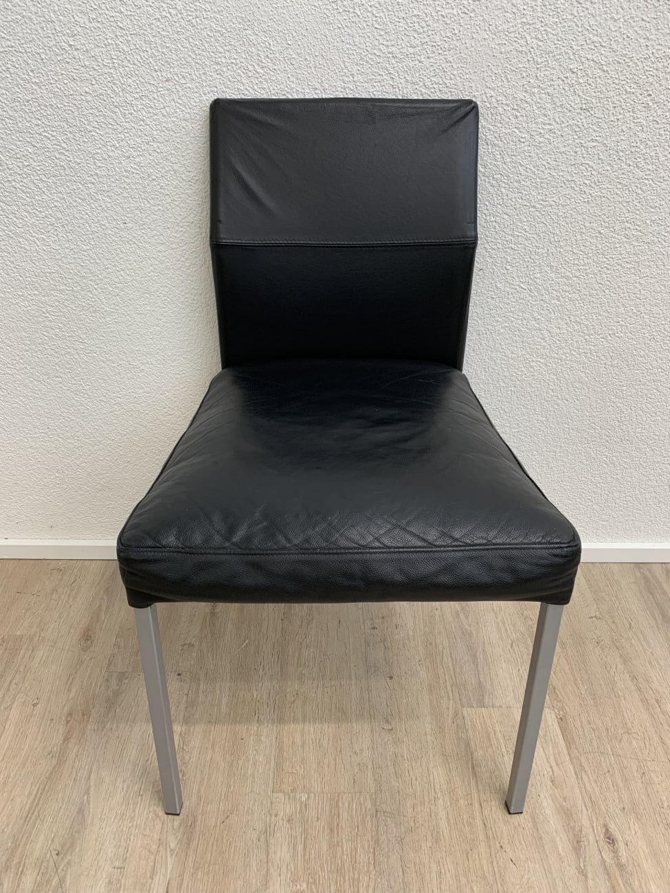 Moderner Essstuhl mit schwarzem Kunstlederbezug