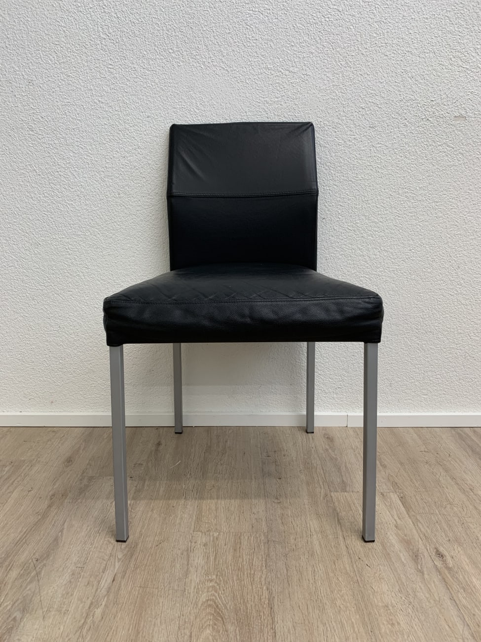 Moderner Essstuhl mit schwarzem Kunstlederbezug