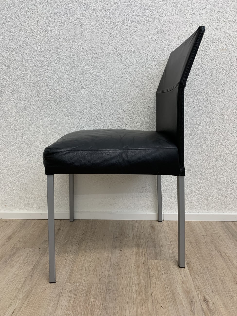 Moderner Essstuhl mit schwarzem Kunstlederbezug