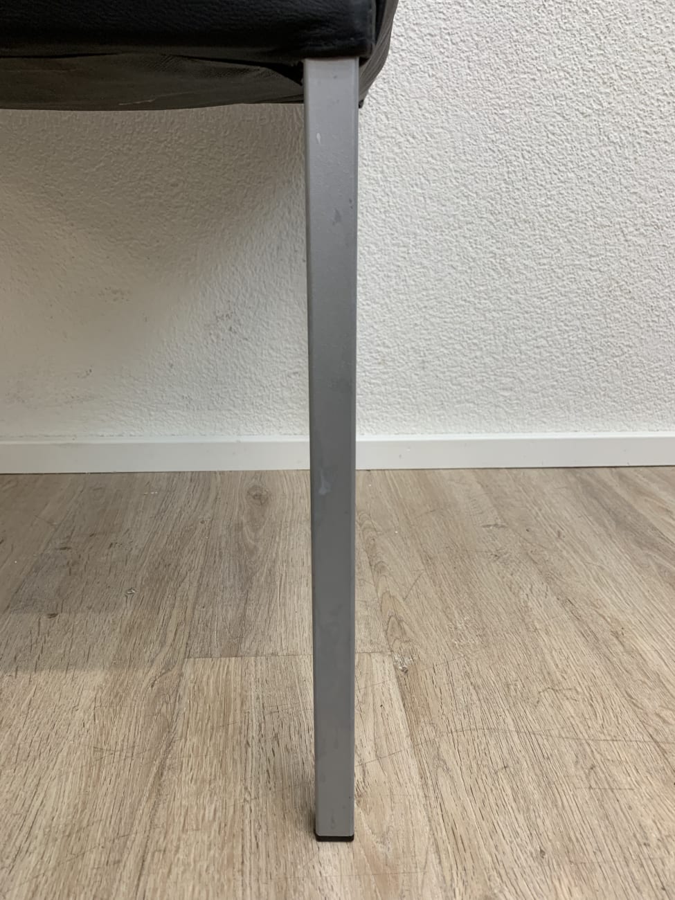Moderner Essstuhl mit schwarzem Kunstlederbezug