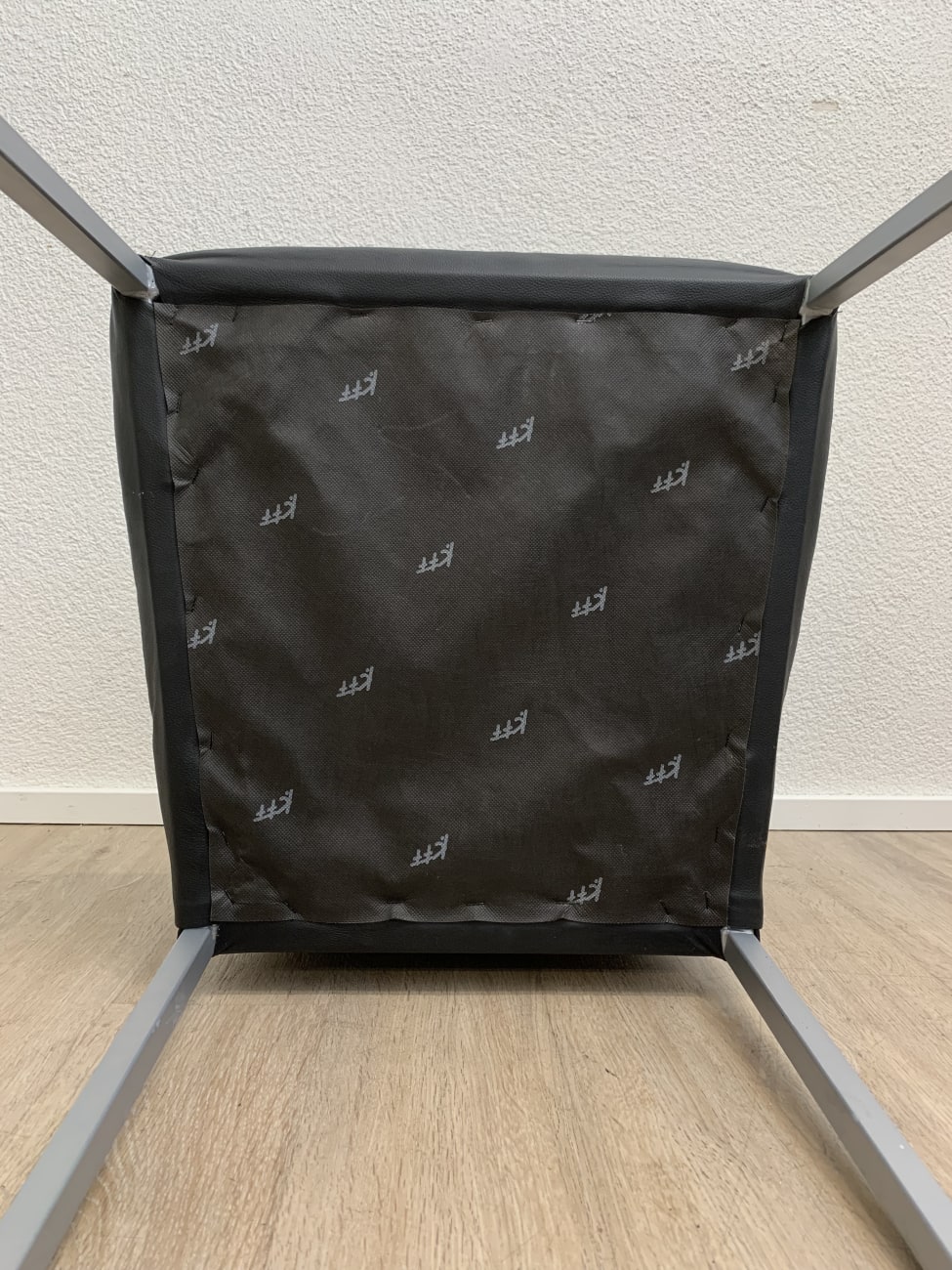 Moderner Essstuhl mit schwarzem Kunstlederbezug
