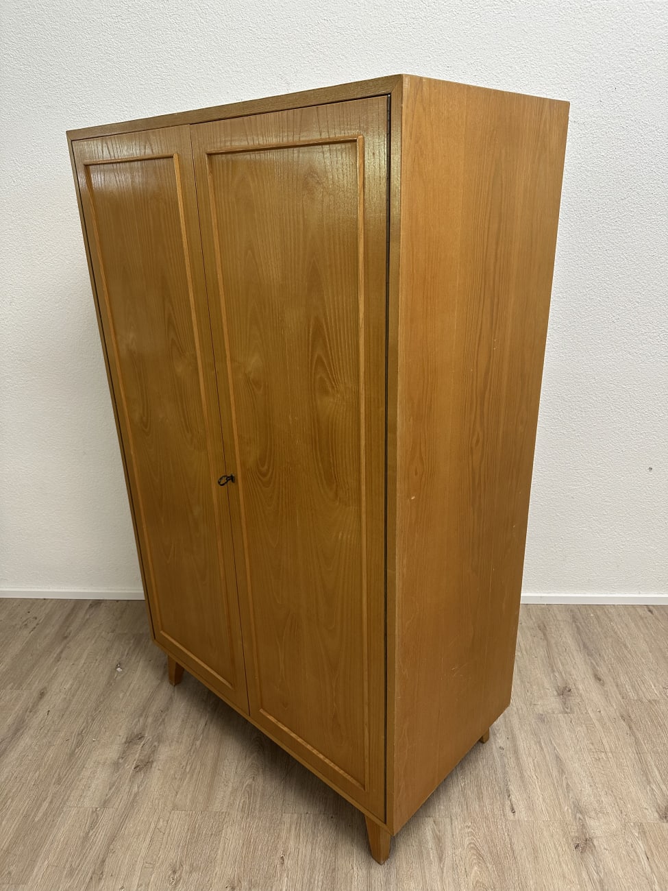Vintage Holzschrank mit gelber Rückwand auf Füssen