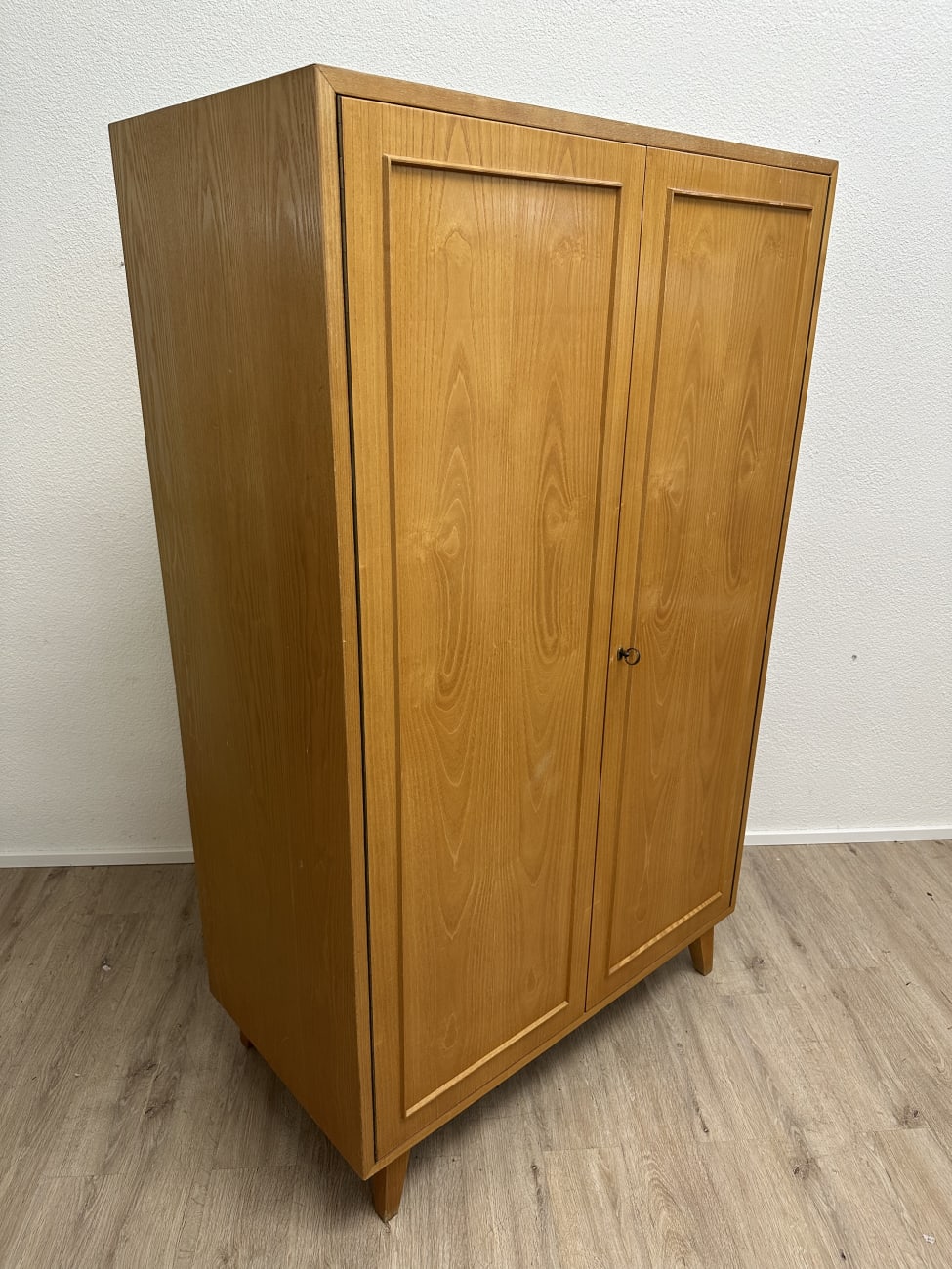 Vintage Holzschrank mit gelber Rückwand auf Füssen