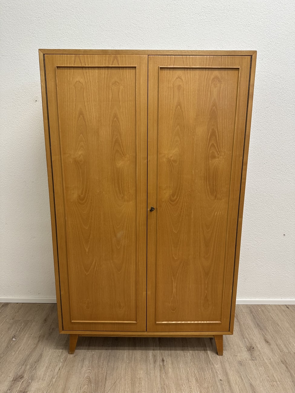 Vintage Holzschrank mit gelber Rückwand auf Füssen