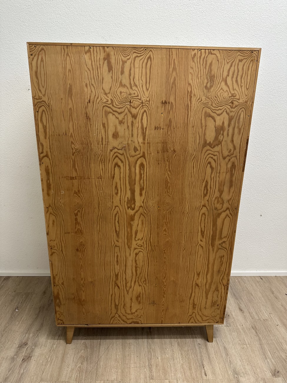 Vintage Holzschrank mit gelber Rückwand auf Füssen