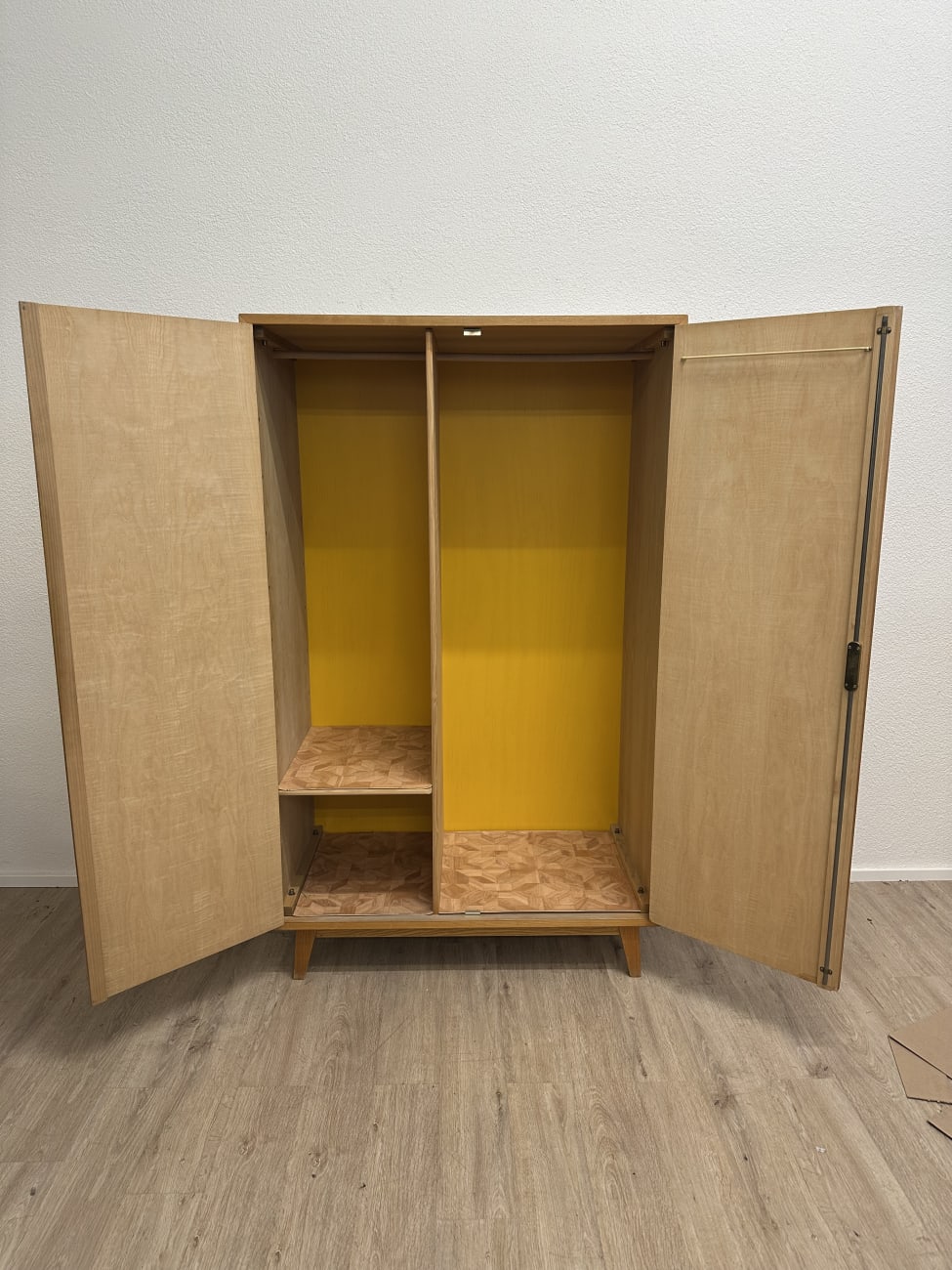 Vintage Holzschrank mit gelber Rückwand auf Füssen