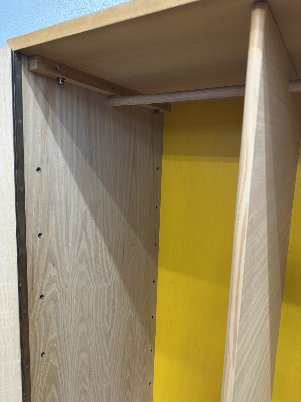 Vintage Holzschrank mit gelber Rückwand auf Füssen