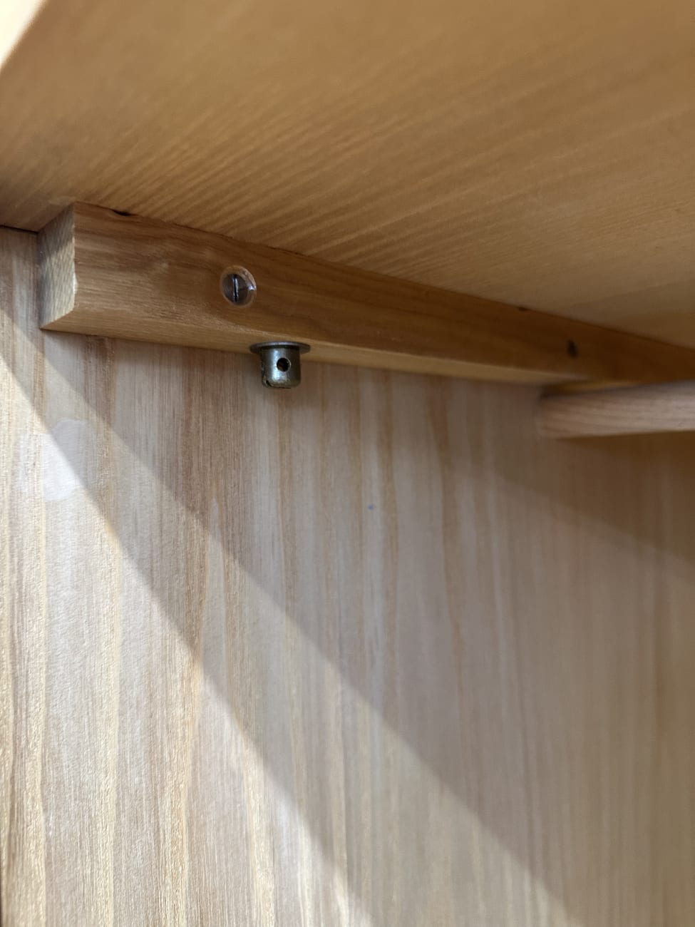 Vintage Holzschrank mit gelber Rückwand auf Füssen