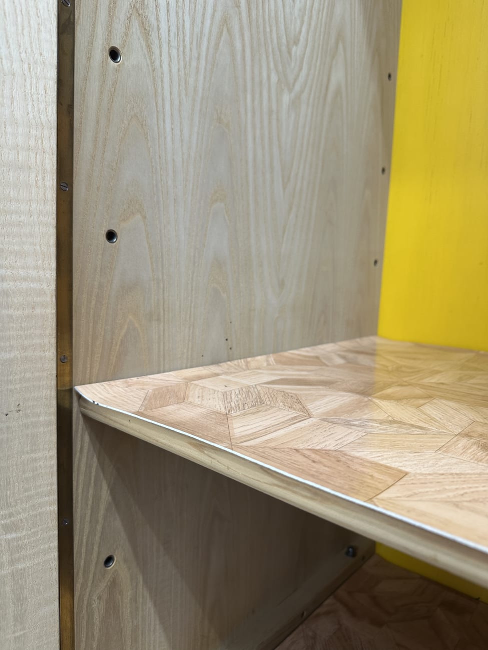 Vintage Holzschrank mit gelber Rückwand auf Füssen