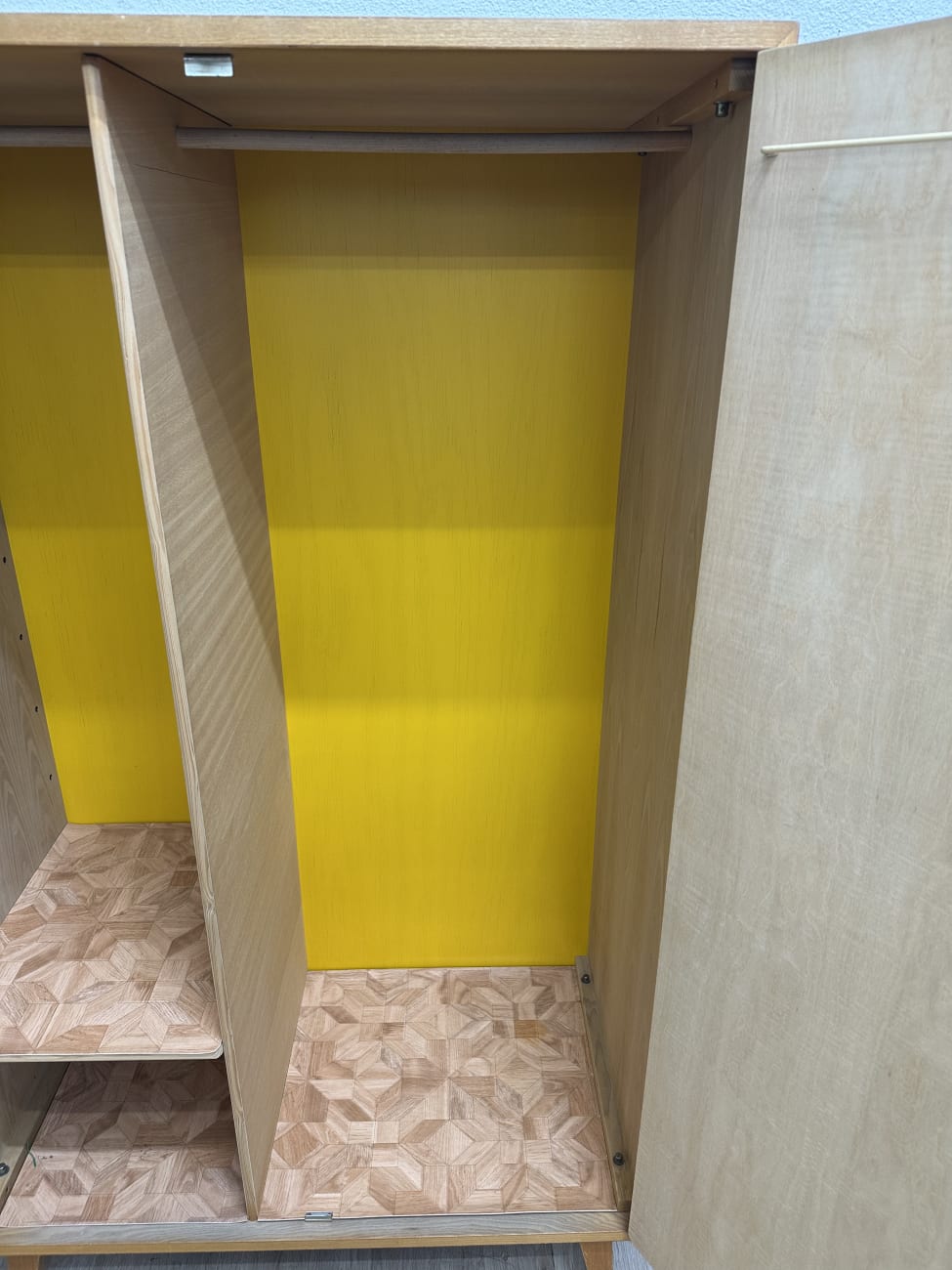 Vintage Holzschrank mit gelber Rückwand auf Füssen