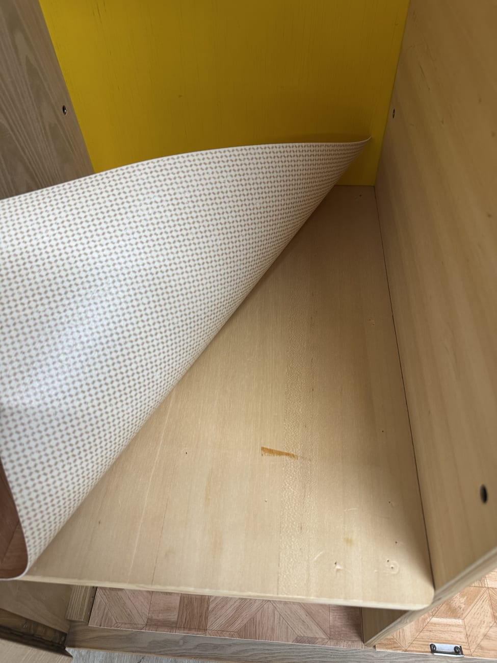 Vintage Holzschrank mit gelber Rückwand auf Füssen