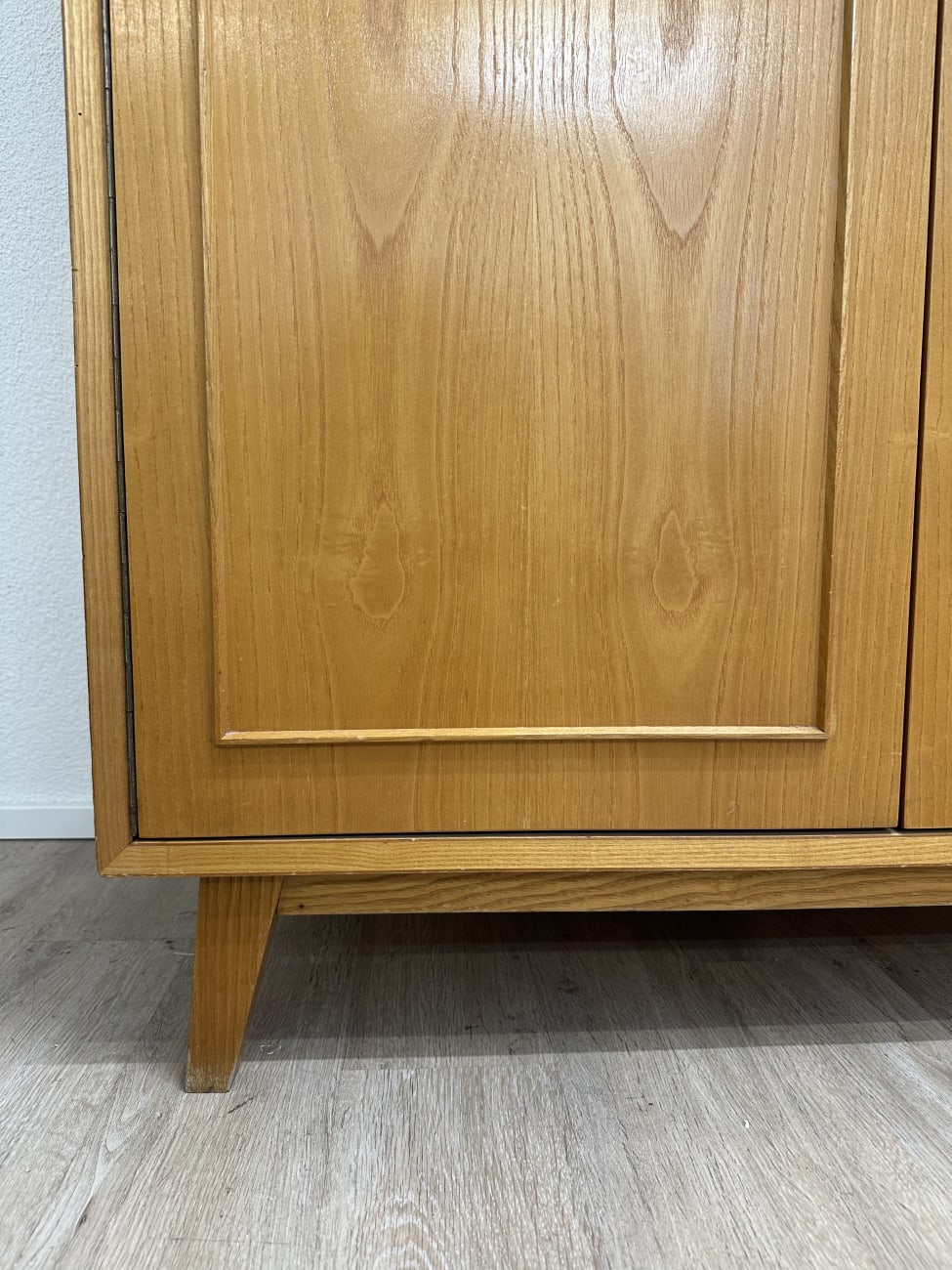 Vintage Holzschrank mit gelber Rückwand auf Füssen