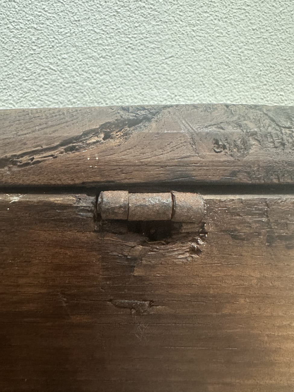 Antik Holztruhe mit floraler Schnitzerei und Patina