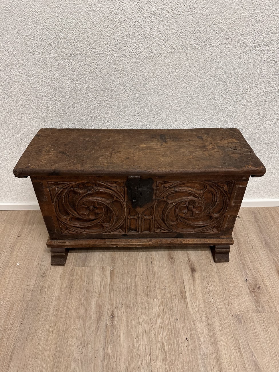 Antik Holztruhe mit floraler Schnitzerei und Patina