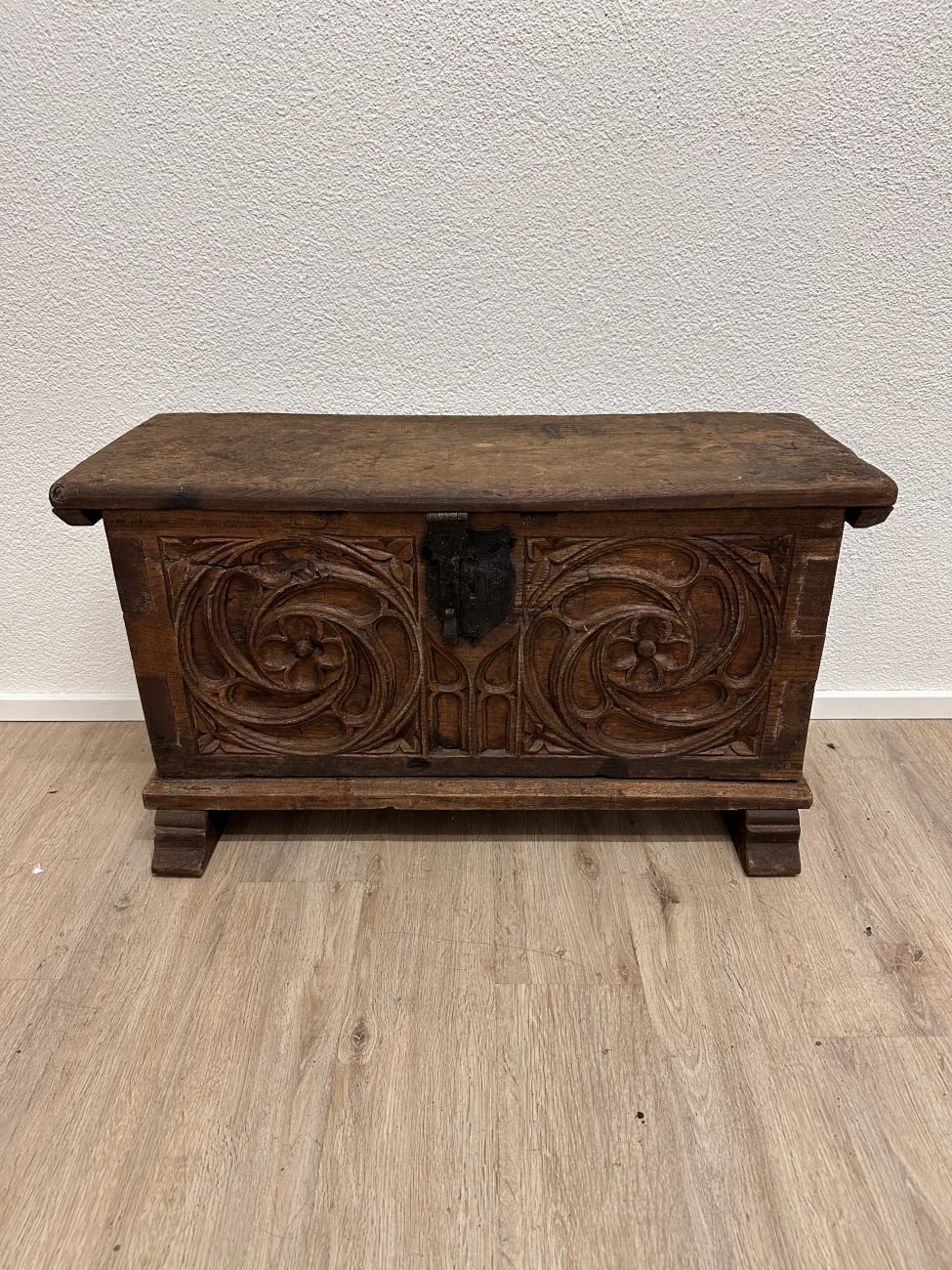 Antik Holztruhe mit floraler Schnitzerei und Patina