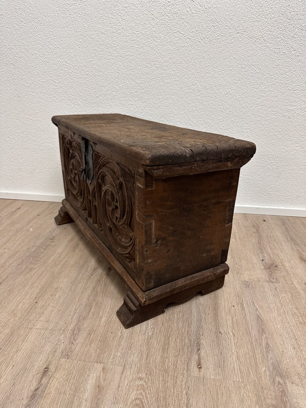 Antik Holztruhe mit floraler Schnitzerei und Patina