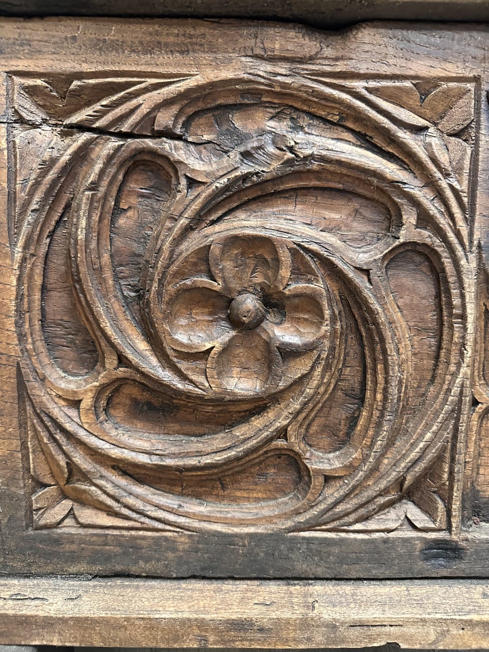 Antik Holztruhe mit floraler Schnitzerei und Patina