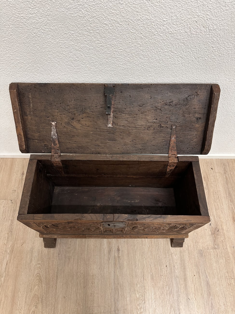 Antik Holztruhe mit floraler Schnitzerei und Patina