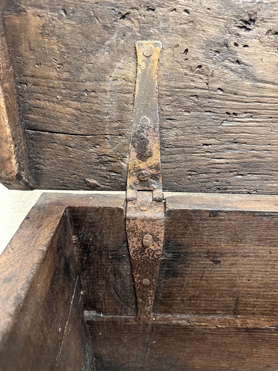 Antik Holztruhe mit floraler Schnitzerei und Patina