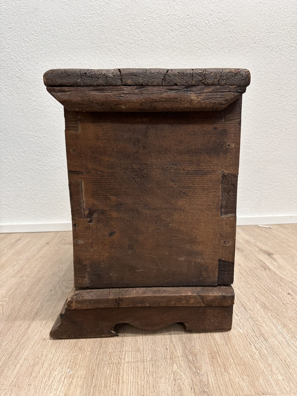 Antik Holztruhe mit floraler Schnitzerei und Patina