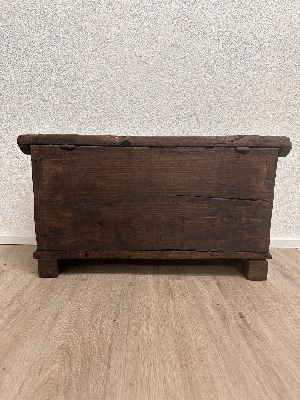 Antik Holztruhe mit floraler Schnitzerei und Patina
