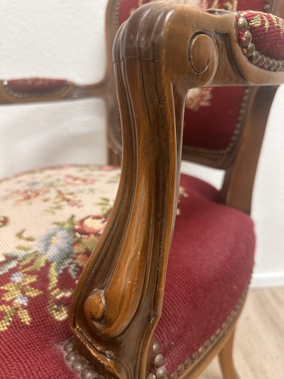 Vintage Wohnesessel mit floraler Polsterung in Rot