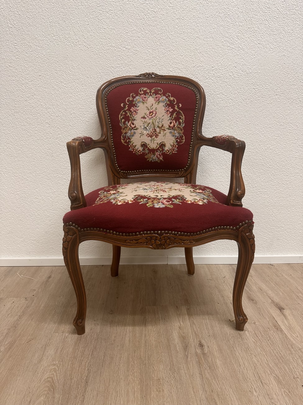 Vintage Wohnesessel mit floraler Polsterung in Rot