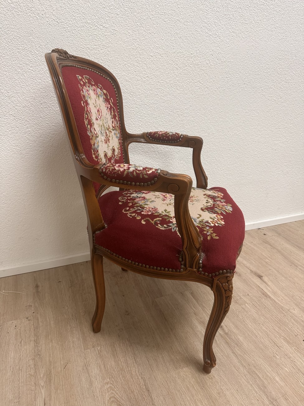 Vintage Wohnesessel mit floraler Polsterung in Rot