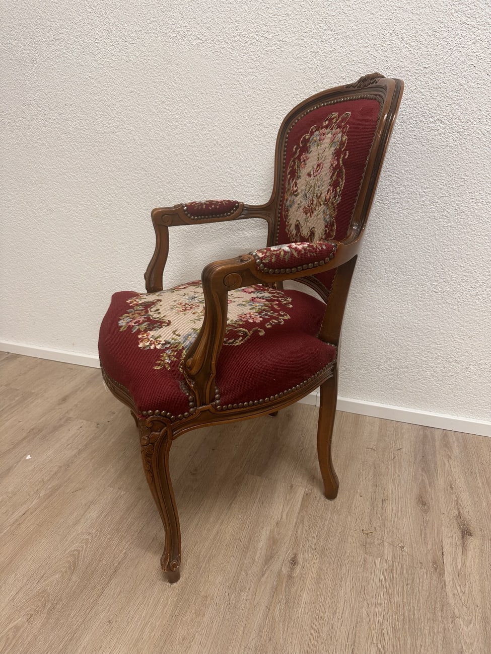 Vintage Wohnesessel mit floraler Polsterung in Rot