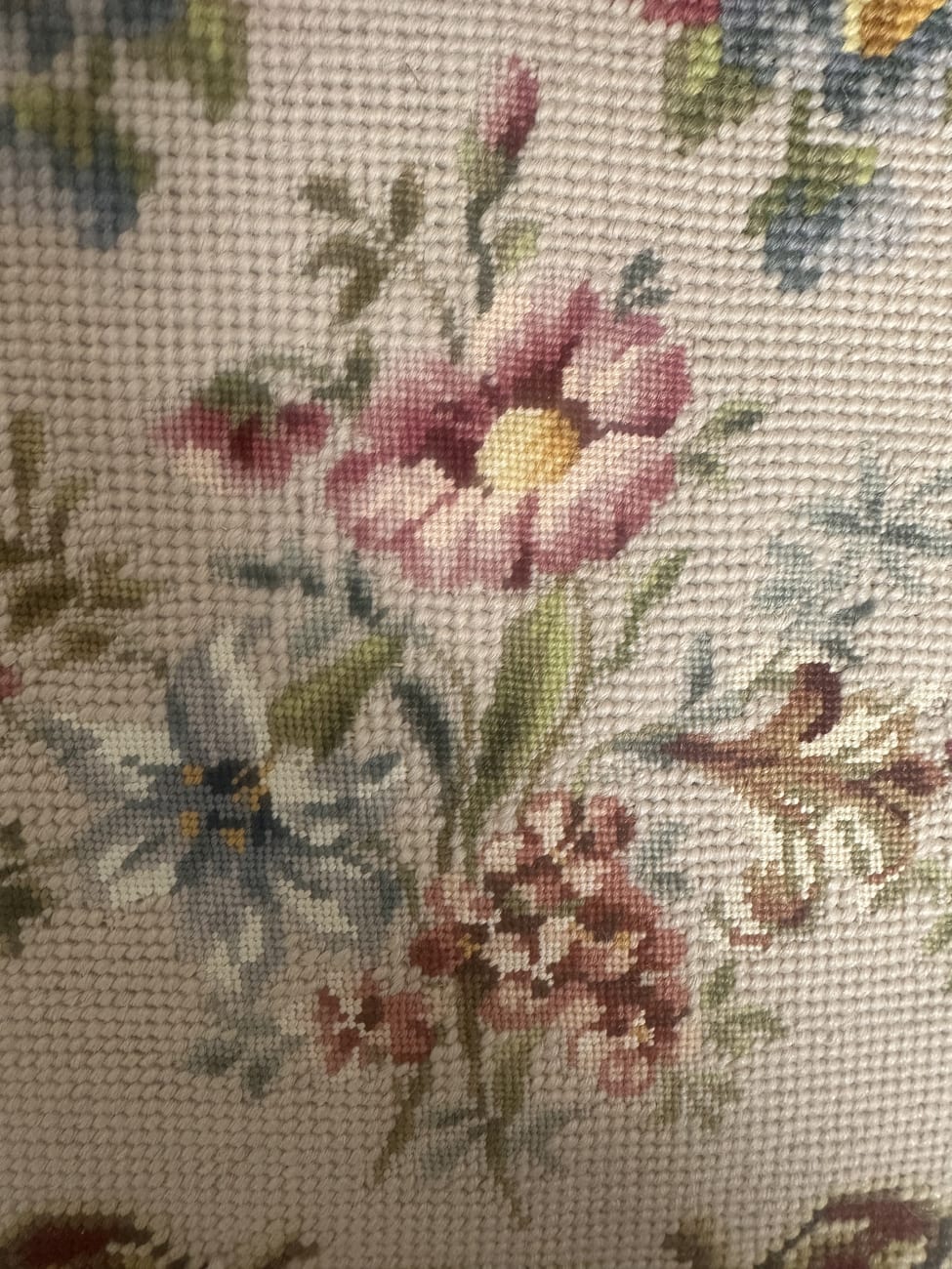 Vintage Wohnesessel mit floraler Polsterung in Rot