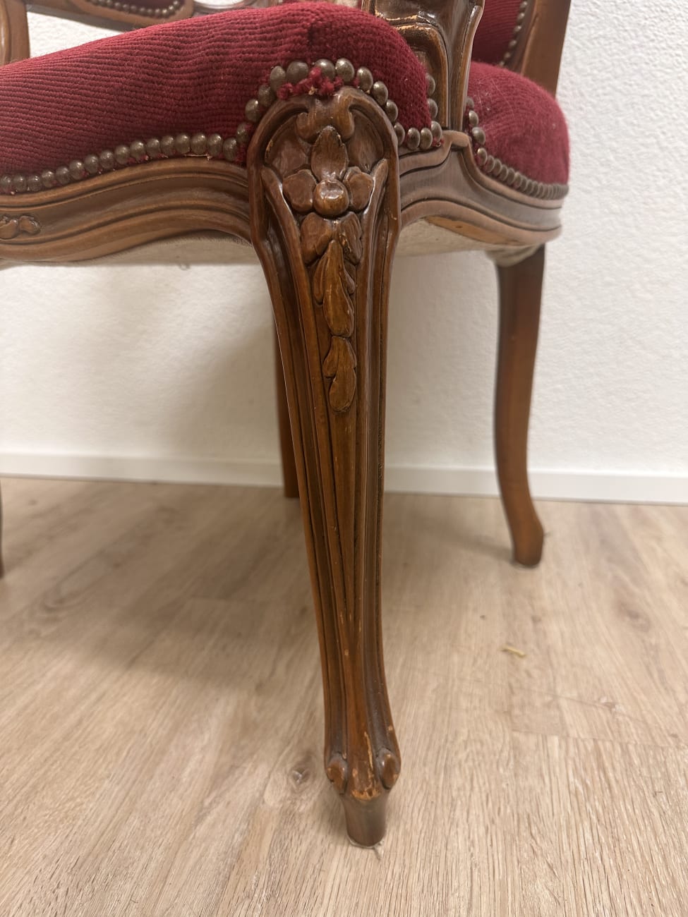 Vintage Wohnesessel mit floraler Polsterung in Rot