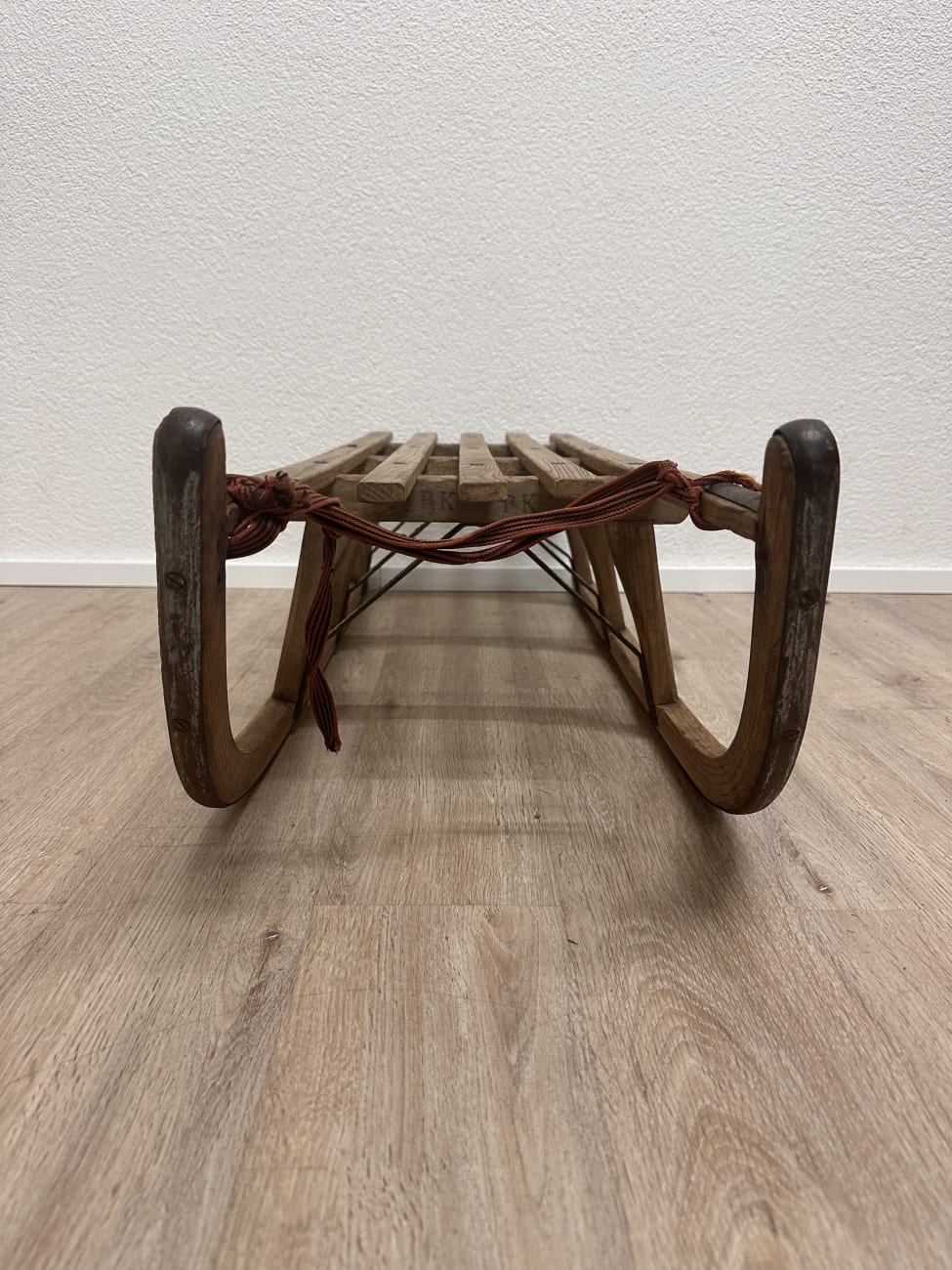 Vintage Davos Holzschlitten mit Metallkufen